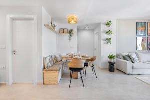 Bright 3BR with Rooftop Pool BBQ 500m from Beach