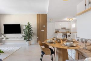 Bright 3BR with Rooftop Pool BBQ 500m from Beach