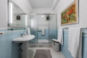 Classic Lake Retreat Tirana by PikHost