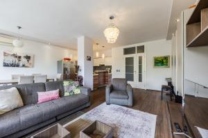 City Lights Apartment 2BR with Balcony by PikHost