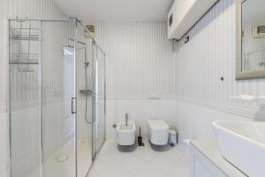 City Lights Apartment 2BR with Balcony by PikHost