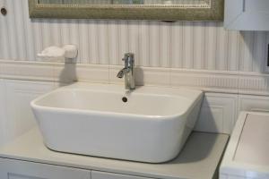 City Lights Apartment 2BR with Balcony by PikHost
