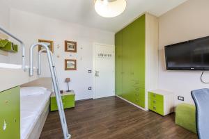 City Lights Apartment 2BR with Balcony by PikHost