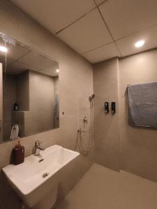 Stay at Sunflower Suite Omaxe india tradecentre, Alpha 2 near Parichowk , expomart, Noida international airport,Greater Noida