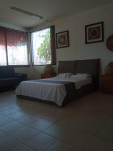HABITACIÓN DIAGONAL A LA MURALLA & LA SERREZUELA - detrás de la playa