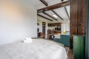 Staromiejska Comfort Apartment by BookingHost