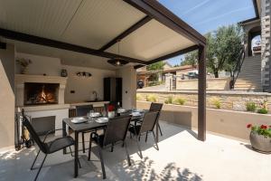 Villa Lumina - pool, garden and outdoor fireplace