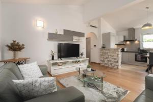 Villa Lumina - pool, garden and outdoor fireplace