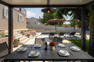 Villa Lumina - pool, garden and outdoor fireplace