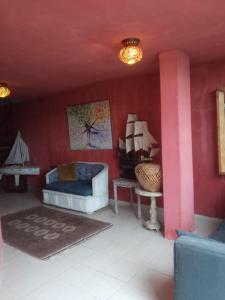 HABITACIÓN DIAGONAL A LA MURALLA & LA SERREZUELA - detrás de la playa