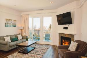 Maritime Lakeview Suite 317: Cozy 2-bedroom condo with stunning lake views in Bay Harbor, MI.