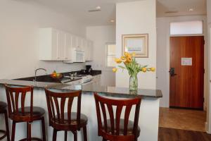 Maritime Lakeview Suite 317: Cozy 2-bedroom condo with stunning lake views in Bay Harbor, MI.