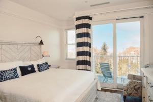 Maritime Lakeview Suite 317: Cozy 2-bedroom condo with stunning lake views in Bay Harbor, MI.
