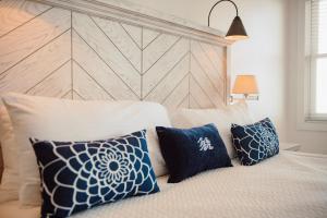 Maritime Lakeview Suite 317: Cozy 2-bedroom condo with stunning lake views in Bay Harbor, MI.