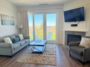 Maritime Lakeview Suite 317: Cozy 2-bedroom condo with stunning lake views in Bay Harbor, MI.