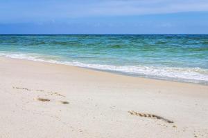 Oceanfront condo with pools hot tub tennis & gym - easy beach access