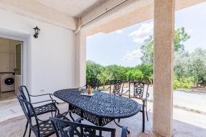 Forty-Two Bright 2-Bedroom Retreat in Molaoi