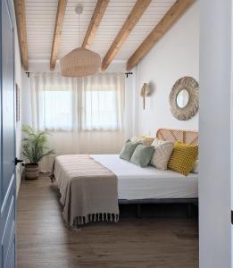 Villa de diseño con jardín, piscina y vistas