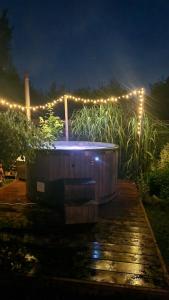 Drewniany domek z jacuzzi