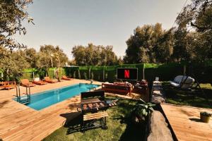 bungalov ve göl kenarina kurulmuş sahil evi.