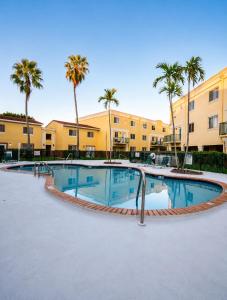 2rooms Condo w free parking fast WiFi Community pool