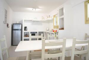 Off the beaten path-cyclades Maisonette & Pool