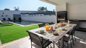 Private Alvor villa with pool and Jacuzzi