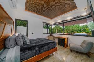 Luxury 5 Bedroom Villa - Private Heated Pool - Movie Theater - Gated Community - fits 11