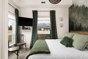 Mountain Haven Retreat, Pool & Hot Tub, UG Parking, Fitness Centre, WiFi!