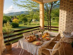 Green Little Cottage with Pool near Ostrog Monastery