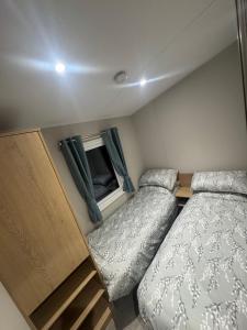 Holiday Home Sleeps 6 with Parking