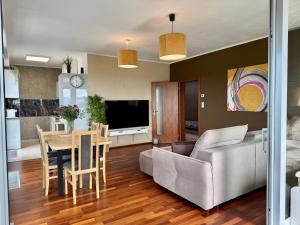 GARDEN TOWERS BOUTIQUE APARTMENT with FREE PARKING