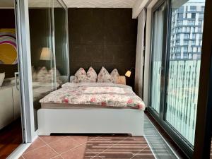 GARDEN TOWERS BOUTIQUE APARTMENT with FREE PARKING