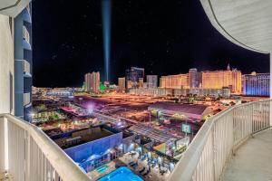 Stunning 2 Bedroom Suite-Large Balcony With Strip View-Pool Table-80s Arcade