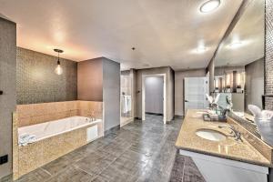 Stunning 2 Bedroom Suite-Large Balcony With Strip View-Pool Table-80s Arcade