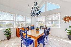 Newly renovated home with tennis private pool deck & fireplace - dog-friendly