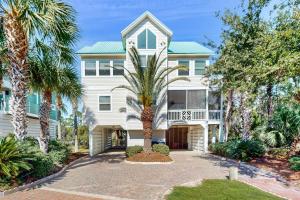 Newly renovated home with tennis private pool deck & fireplace - dog-friendly