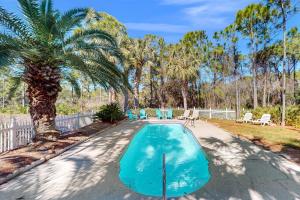 Newly renovated home with tennis private pool deck & fireplace - dog-friendly