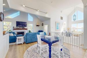 Newly renovated home with tennis private pool deck & fireplace - dog-friendly