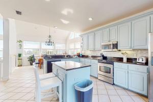 Newly renovated home with tennis private pool deck & fireplace - dog-friendly