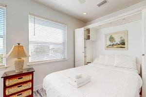 Newly renovated home with tennis private pool deck & fireplace - dog-friendly