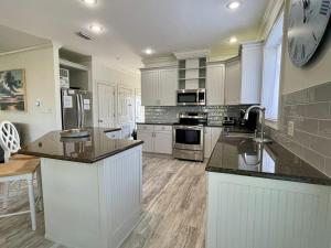Bay view dog-friendly with outdoor pool elevator decks dock access washer dryer