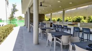Moderno Apartamento con piscina a 20 min APTO y Cintermex