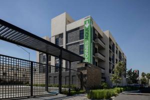 Moderno Apartamento con piscina a 20 min APTO y Cintermex