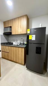 Modern 2BR Apartment with Rooftop Coworking and Gym