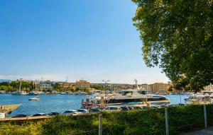 Luxurious Apartment In Zadar With Wifi