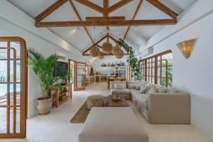 Philou - 6BR Chic Villa With 3 Pools, Walk to the Beach!
