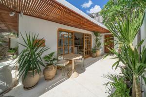 Philou - 6BR Chic Villa With 3 Pools, Walk to the Beach!