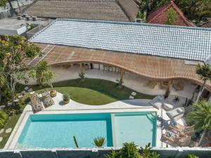 Philou - 6BR Chic Villa With 3 Pools, Walk to the Beach!
