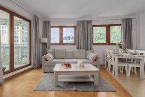 Lumina 2BR Apart with Balcony and AC I Center